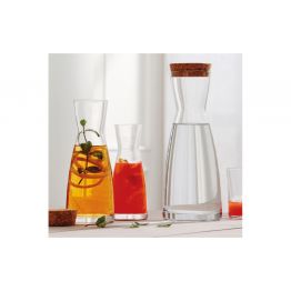 Elegantn� karafa se zes�len�m dnem a s cejchem